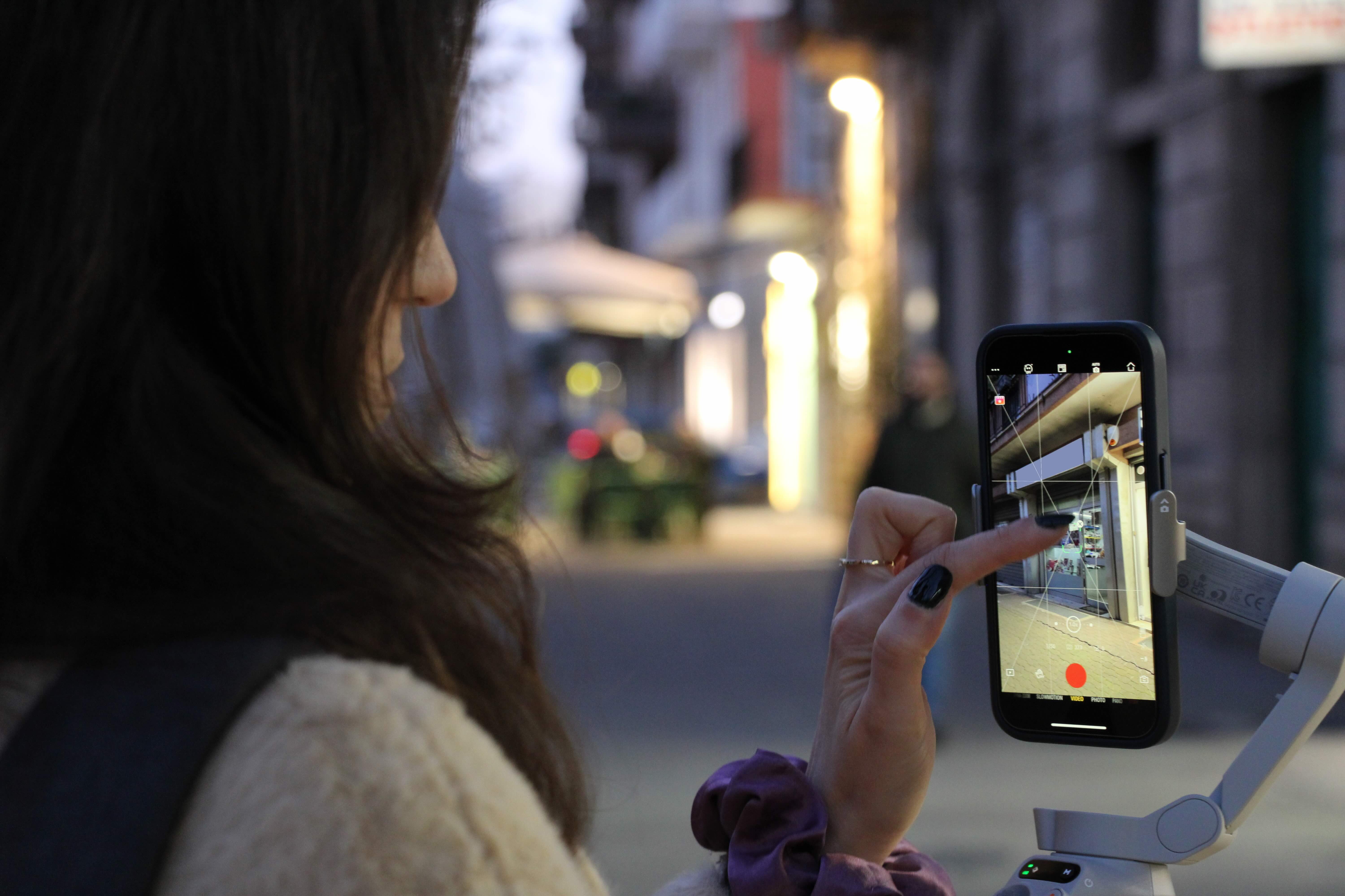 Persona che scatta una foto con il telefono